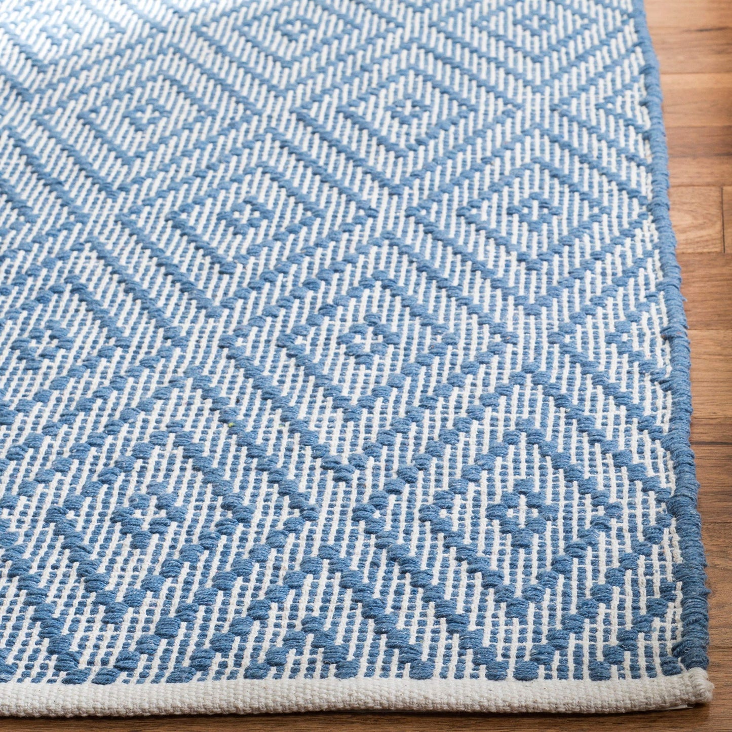 SAFAVIEH Montauk Collection Accent Rug - 2\'3\" x 3\'9\", Blue &amp; Ivory, Handmade Trellis Cotton, Ideal for High Traffic Areas in Entryway, Living Room, Bedroom (MTK811B)